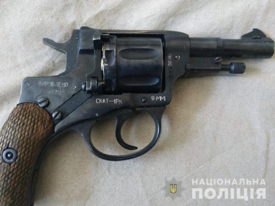 Под Киевом коллекционер оружия обстрелял компанию, есть раненые (фото)