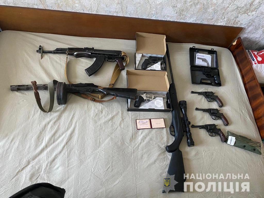 Под Киевом коллекционер оружия обстрелял компанию, есть раненые (фото)