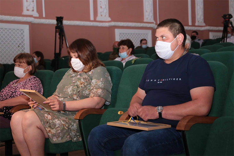 Зеленский вручил ключи от новых квартир жителям взорвавшегося дома в Киеве (видео)