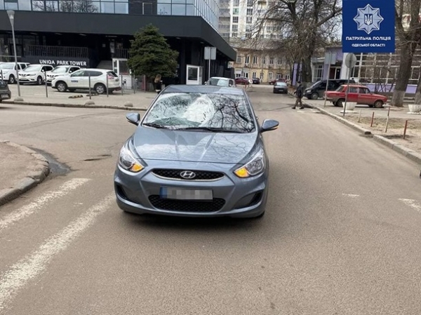 В Одессе Hyundai сбил трех человек на переходе и скрылся
