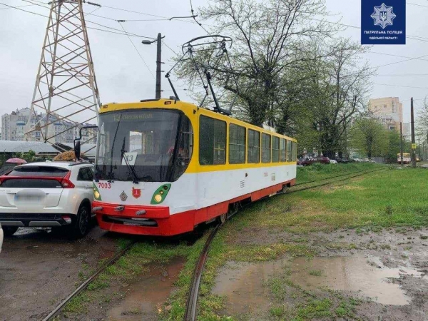 В Одессе увезли на штрафплощадку автохама, который припарковался на рельсах и заблокировал трамвай. Фото