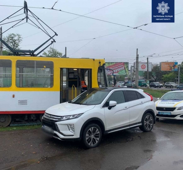 В Одессе увезли на штрафплощадку автохама, который припарковался на рельсах и заблокировал трамвай. Фото