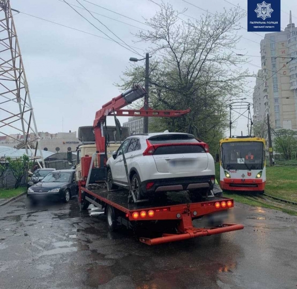 В Одессе увезли на штрафплощадку автохама, который припарковался на рельсах и заблокировал трамвай. Фото