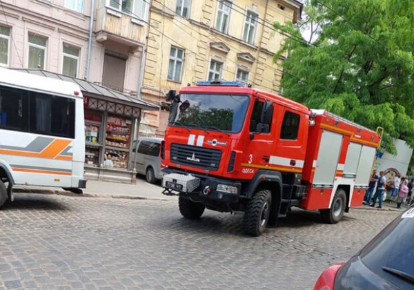 С сиреной и на красный свет: в Одессе пожарный мчался за клубникой