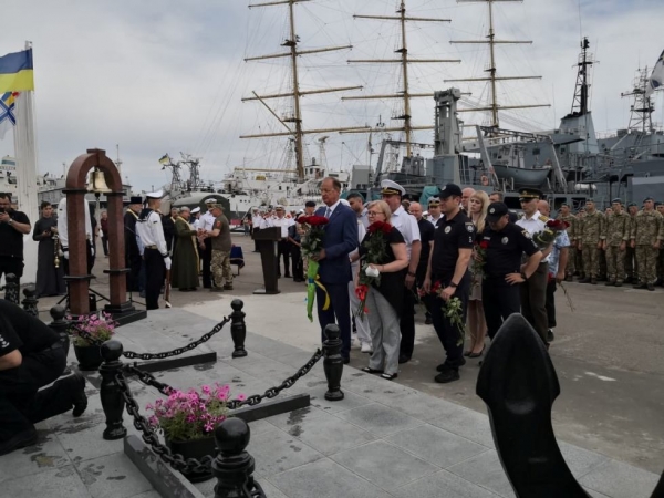 В Одесском порту открыли памятник павшим морякам 