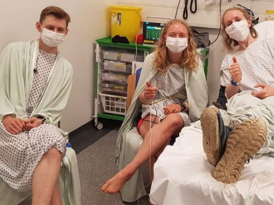 Селфі з пекла: дві сестри та брат сфотографувалися в момент, коли в них вдарила блискавка