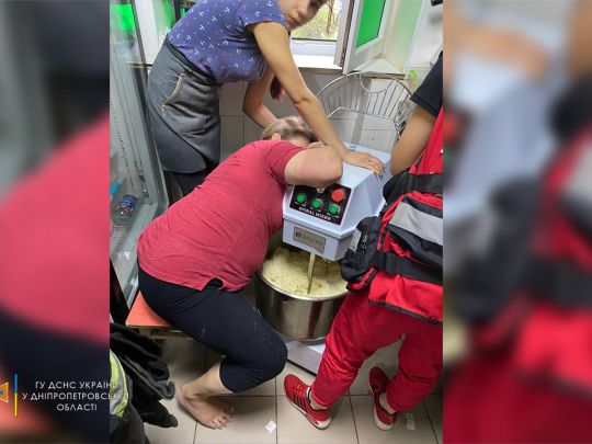 У Дніпрі жінка застрягла в машині для змішування тіста і не могла вибратися самостійно
