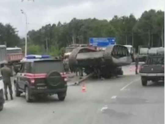 Військові Путіна «загубили» танк посеред траси: інцидент потрапив на відео