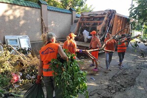 Не хотят чистоты: на Таирова люди засыпали часть улицы мусором