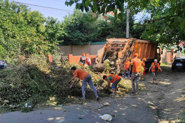 Не хотят чистоты: на Таирова люди засыпали часть улицы мусором