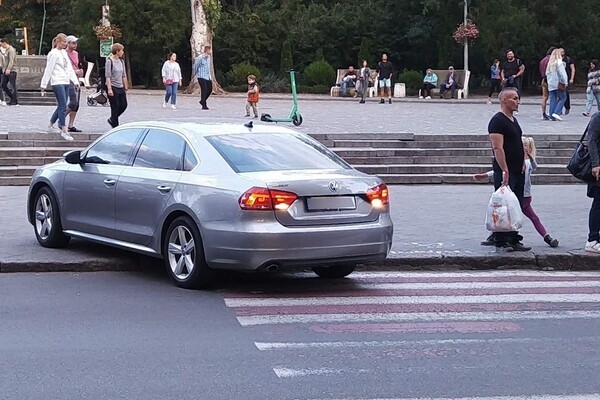 Штрафы не напугали: свежая фотоподборка наглых водителей в Одессе