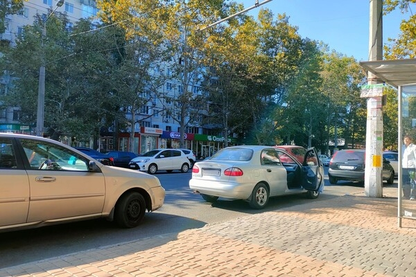 Штрафы не напугали: свежая фотоподборка наглых водителей в Одессе