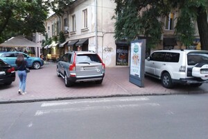 Штрафы не напугали: свежая фотоподборка наглых водителей в Одессе
