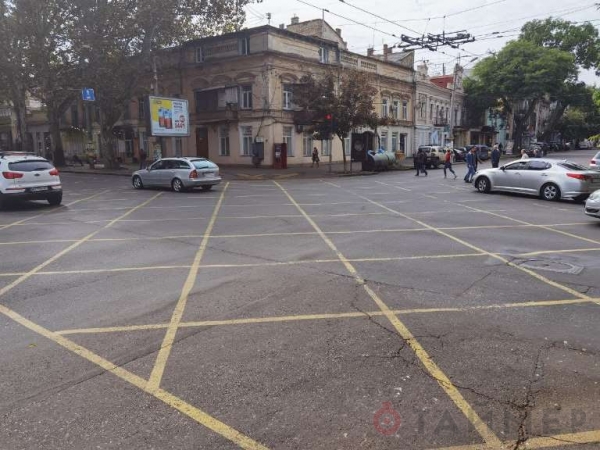 Продержалась всего месяц: «модная» разметка на Ришельевской уже истёрлась