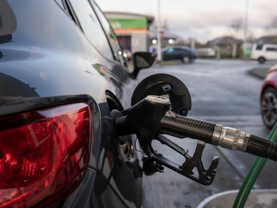 Паніка у водіїв і величезні черги на АЗС: що відбувається у Великобританії