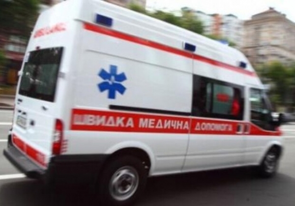 Приближаемся к "красной" зоне: возле одесской больницы заметили очередь из "скорых"