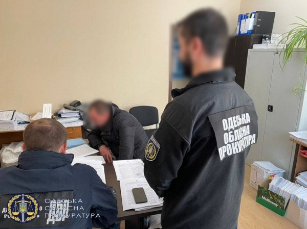 Срубил три сотни деревьев: одесский лесничий сам оказался браконьером 