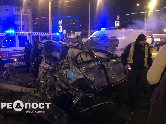 ДТП на проспекті Гагаріна в Харкові: авто вщент, збитий світлофор, є загиблі та постраждалі (відео)