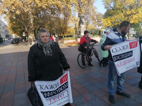 Возле мэрии Одессы противники прививок требуют «изгнать евреев»