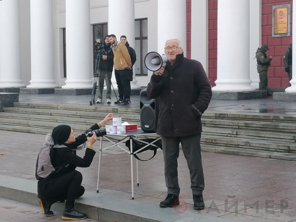 Возле мэрии Одессы противники прививок требуют «изгнать евреев»