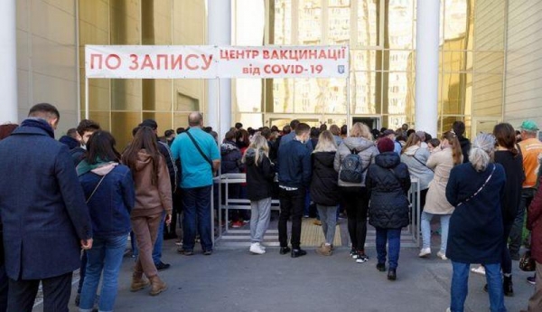 Невакцинированные украинцы с понедельника могут остаться без работы: названа причина