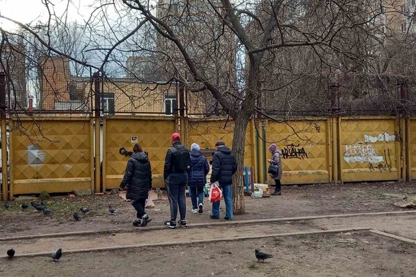 На поселке Котовского одесситы установили теплый домик для котов