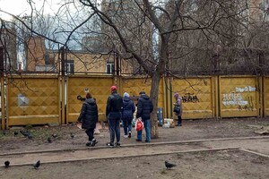 На поселке Котовского одесситы установили теплый домик для котов