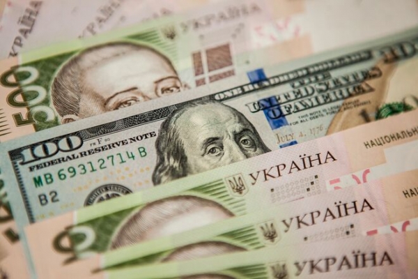
Украинцы штурмуют обменники перед Новым годом: чистая продажа валюты превысила $100 млн
