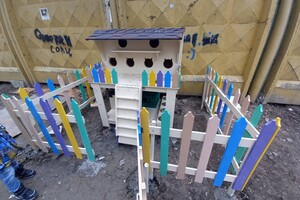 На поселке Котовского одесситы установили теплый домик для котов