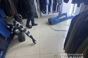 В Одессе мужчина разбил окно бутика ради модной одежды