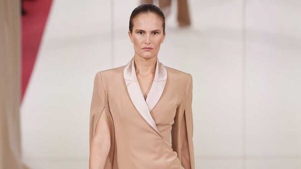 Алла Костромичева вышла на подиум Alexis Mabille в Париже