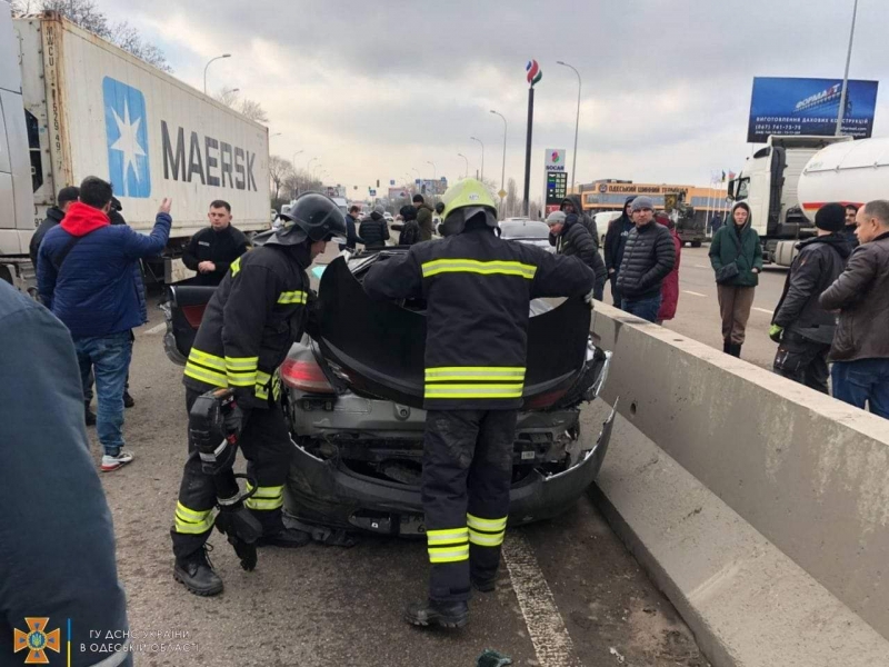 Дружина українського футболіста загинула у страшній ДТП під Одесою: фото та відео з місця трагедії