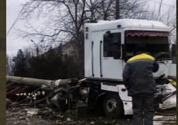 На выезде из Одессы фура снесла столб и протаранила авто: есть погибший 