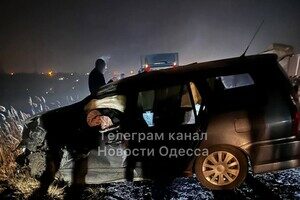 На Объездной дороге легковушка столкнулась с фурой: есть пострадавшие 