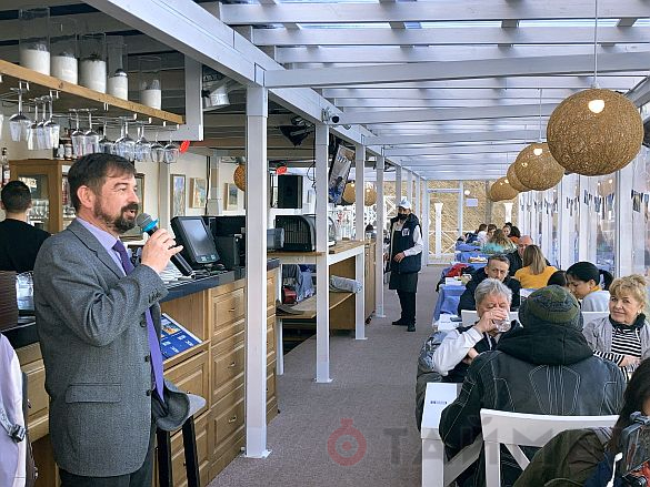 На одесском пляже устроили выставку-продажу картин и показали старые фото города