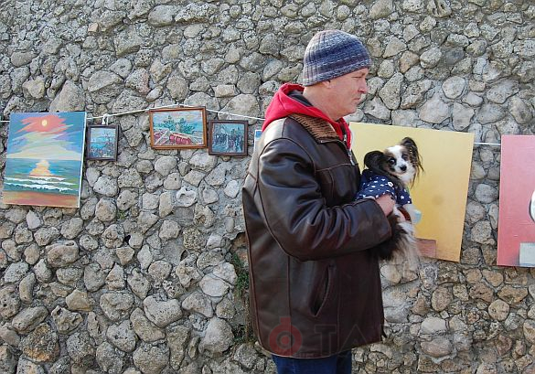 На одесском пляже устроили выставку-продажу картин и показали старые фото города
