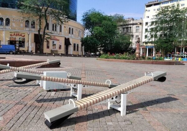 Светящиеся качели на Греческой снова сломали вандалы: на этот раз серьезно Светящиеся качели на Греческой снова сломали вандалы: на этот раз серьезно