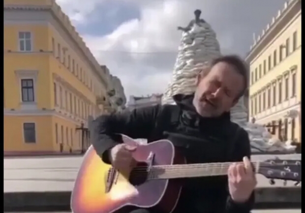 Вакарчук спел одну из своих популярных песен на фоне у Дюка в Одессе