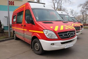 Из Марселя в Одессу привезли две машины "скорой"
