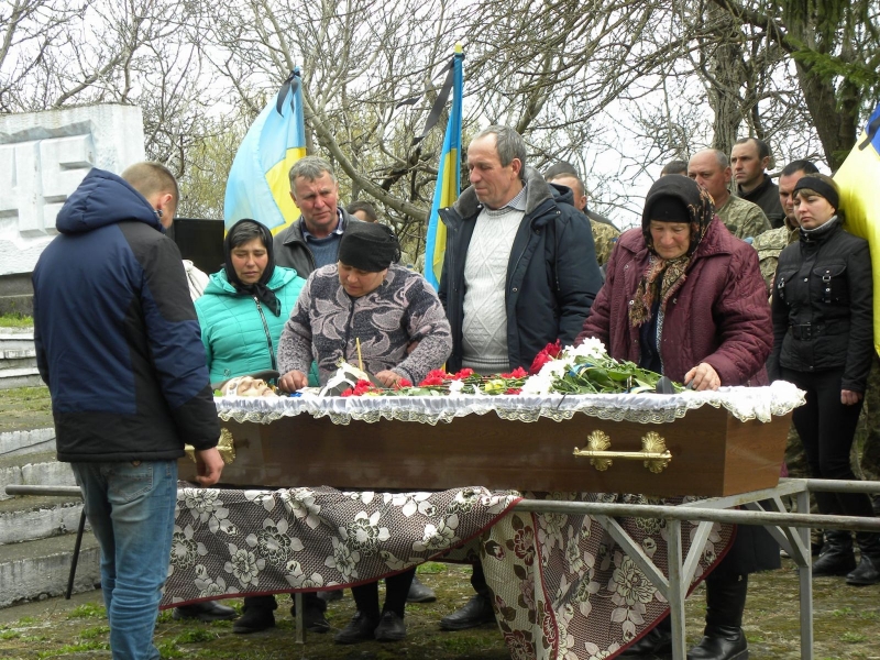 «Ромчику, сонечко моє, послухай, як пташечки співають»: на Вінниччині попрощались із Героєм