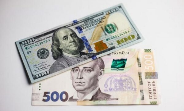 Украинцам предлагают бесплатные услуги от платежных систем и банков