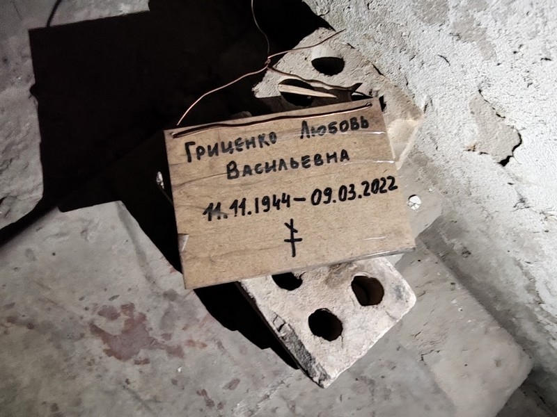 Жахи підвалу військового містечка в Гостомелі під час окупації: в Києві відкрилась виставка про нинішню війну