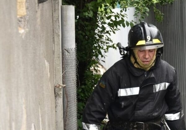 На Таирова мужчина выпал из окна шестого этажа и выжил На Таирова мужчина выпал из окна шестого этажа и выжил