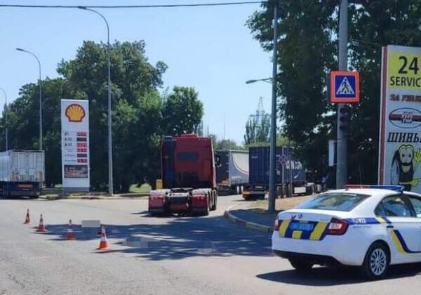 На въезде в Одессу грузовик сбил мать с семилетней дочкой: женщина скончалась На въезде в Одессу грузовик сбил мать с семилетней дочкой: женщина скончалась