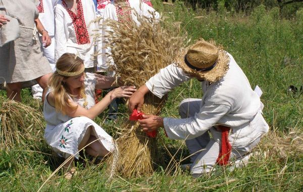 Обряди сіяча, «ходіння по калину» та випічка «намиста для Богородиці»: народні традиції та заборони на Першу Пречисту