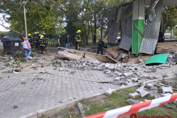 В Одессе на заправке произошел взрыв: под завалами ищут человека (обновлено)