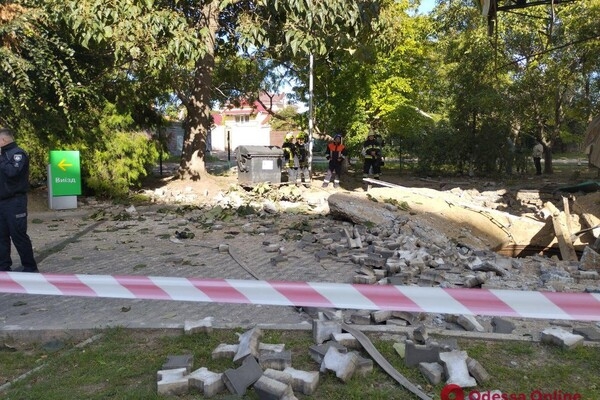 В Одессе на заправке произошел взрыв: под завалами ищут человека (обновлено)