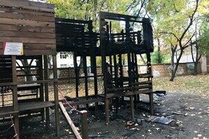 В Одессе вандалы сожгли детскую площадку