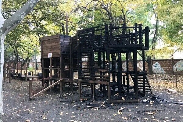 В Одессе вандалы сожгли детскую площадку