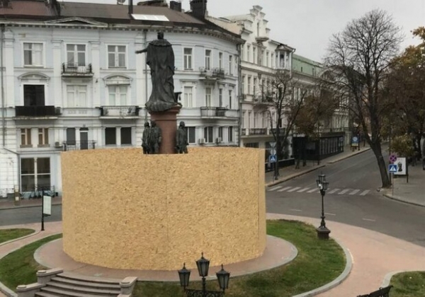 В Одессе соорудили защитное ограждение вокруг памятника Екатерине II 